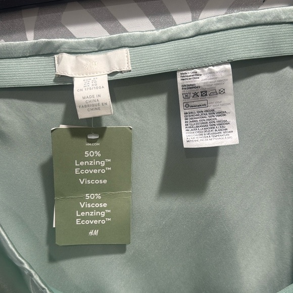 H&M mint green satin like mini skirt - Picture 3 of 7